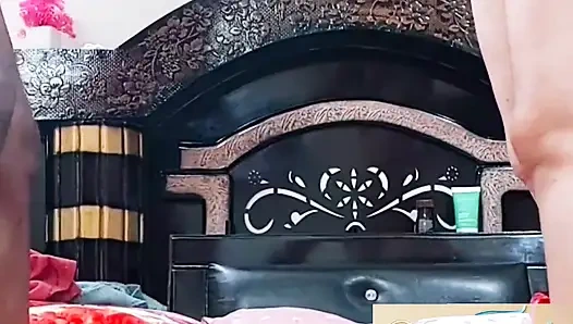 Küçük yaraklı kocamla ayakta pozisyon seksi yapmaya çalışıyorum