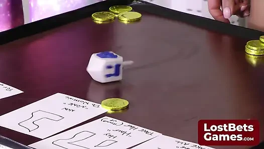 Striptiz Dreidel her İbrani mektubuyla kıyafetlerini döküyor