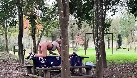 Üvey anne açık havada seks yaparken yakalanıyor