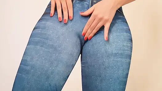Heißes mädchen, das fitness-leggings anprobe