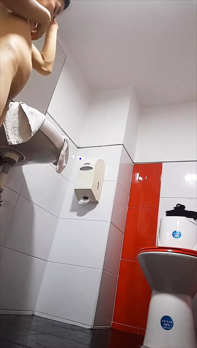 人妻提供丰富的口交服务，在酒店浴室里被一个又高又厚的黑发女郎狠操