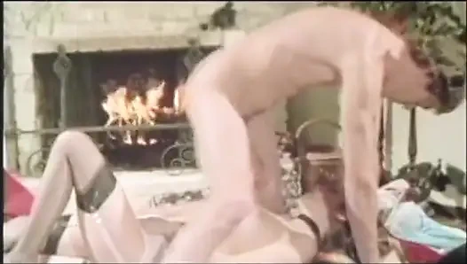 Сладкой сучке трудно поедать огромный член John Holmes