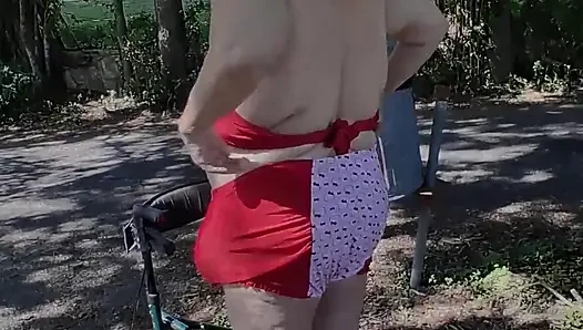 BBW-krankenschwester Vicki flaniert in ihrem hallo kitty badeanzug einen bikini! Was macht sie sonst noch!