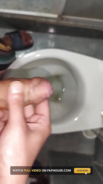 Cewek cantik ini lagi asik ngocok di toilet