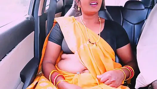 Pembantu Villege seks mobil Telugu bicara kotor.