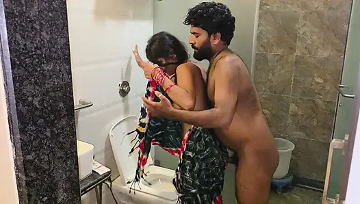 Desi Indian House wife ko husband ne baathroom main bahut pela