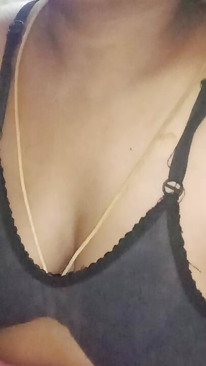 a dit que sa jambe me fait mal, alors je l’ai laissé aller et puis elle écarte sa chatte et puis elle m’a séduit en parlant sexy.