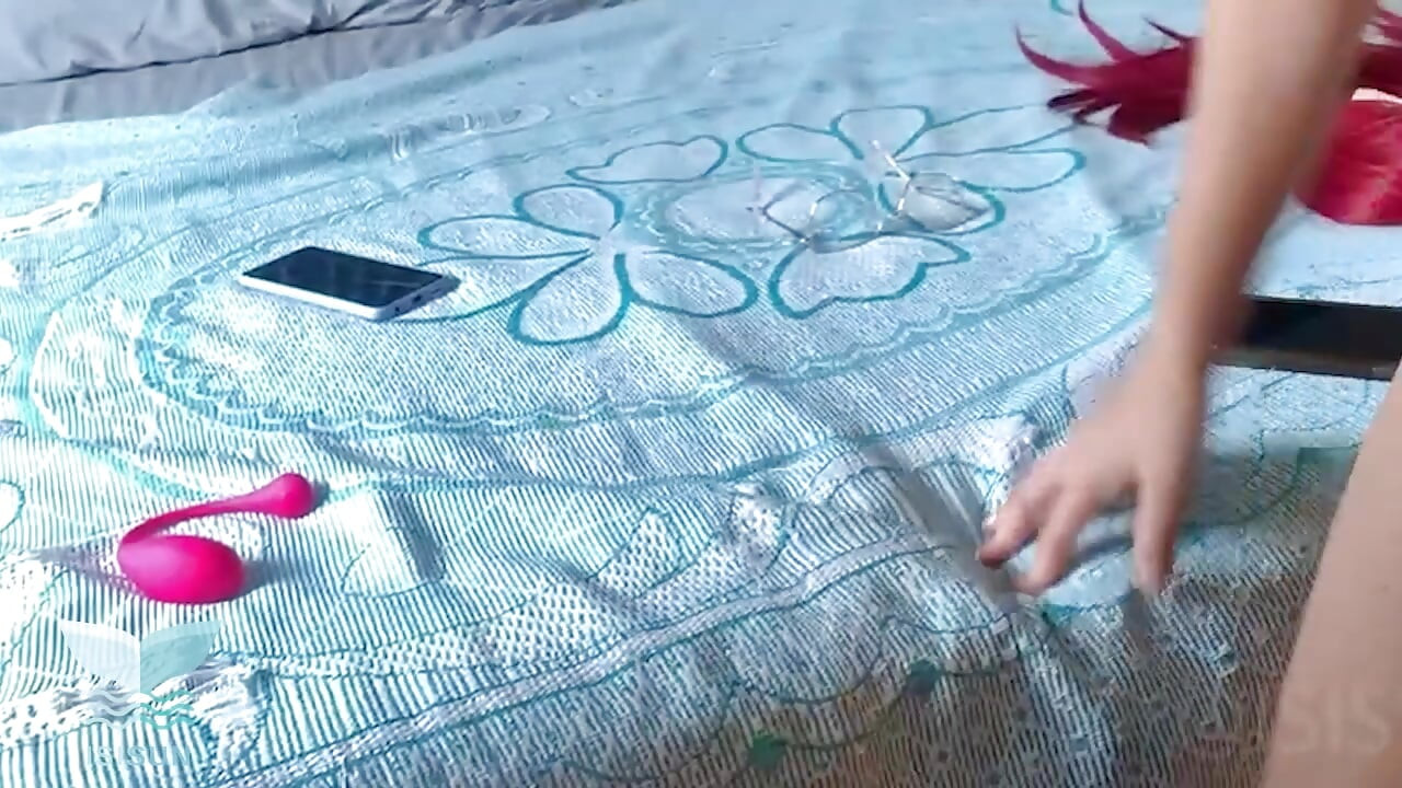 Žena vara muža s njegovim najboljim prijateljem dok je on odsutan s njezinom najboljom prijateljicom