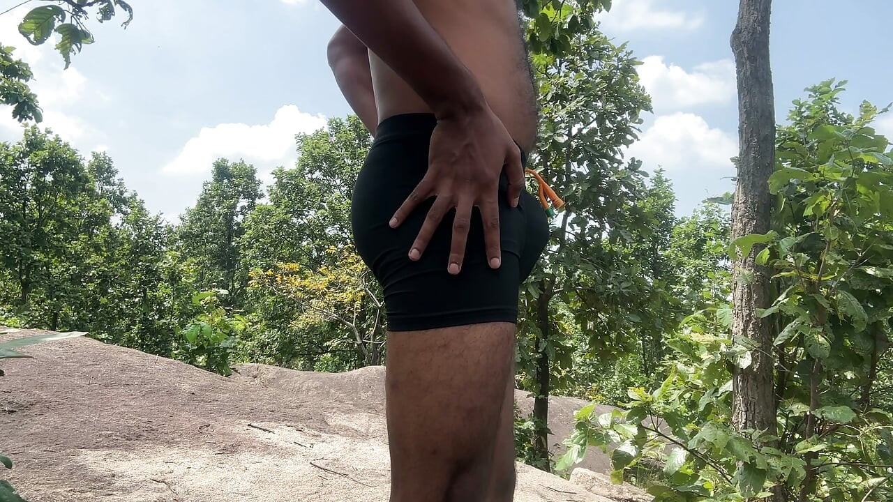 আমার পিয়ার্সড কক এবং ক্যাথেটার বাইরে ঢোকানো অবস্থায় শরীর ফ্লেক্স করছি