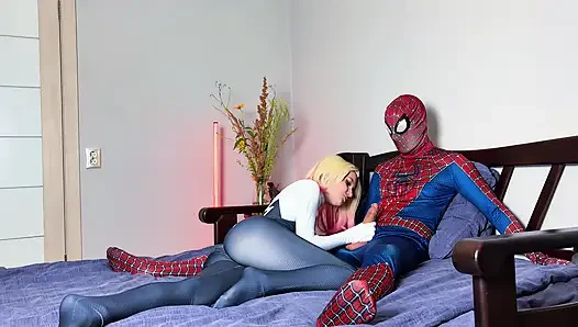 Gwen stacy lagi asik ngentot kontol spider-man
