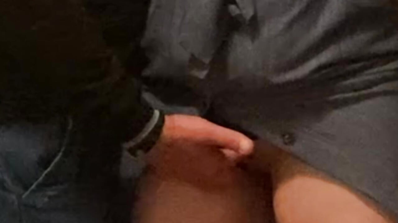 זונה חרמנית מקבלת אצבעות בכוס העסיסי שלה