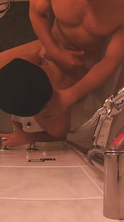 Iubita se fute cu compilația ei cu vibrator legat- cuplu intens futut în cur