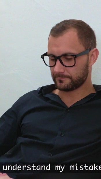 VIP4K。彼は私の友達と浮気した、見知らぬ人の精液を飲み込んだ |クリップ3