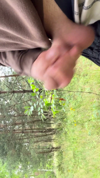 Tenåringsgutt går naken i naturen for homopappa, flash med stor kuk | Klipp 1