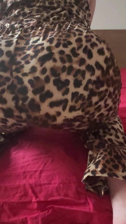 สาวรุ่นใหญ่ Pj ตดเหม็นๆ บนเตียงสีแดง