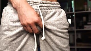 Jonge knappe man Noel Dero masturbeert op camera close-up en krijgt zijn handen vies in sperma na een luid orgasme.