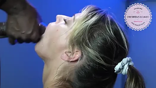 Yüzüme boşalmak için büyük zenci yarağını emdim