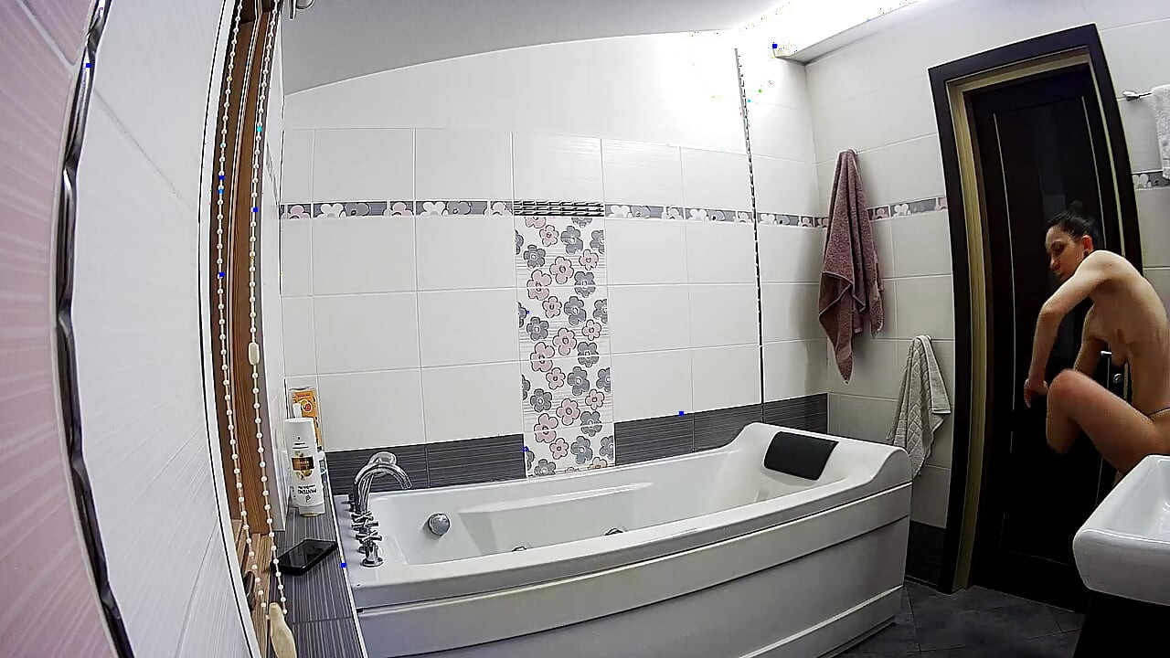 Stella chuẩn bị tắm trong phòng tắm - cảnh quay lén nghiệp dư có thật