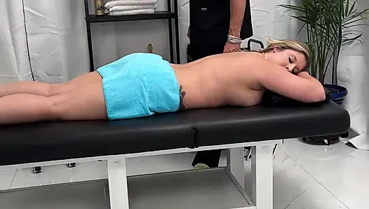 Ateşli evli kadın Lexi Love vince karter'den erotik masaj sırasında amını dölle kaplıyor