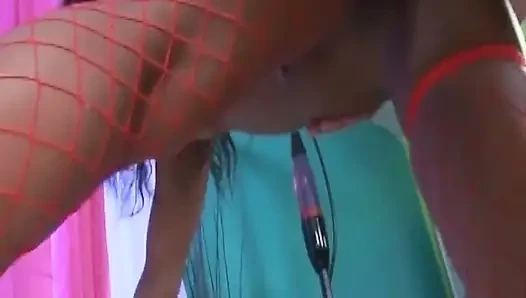 Cewek dewasa rambut cokelat dengan stoking jala merah lagi asik habis-habisan