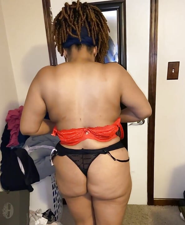 Ebony krijgt nieuwe lingerie