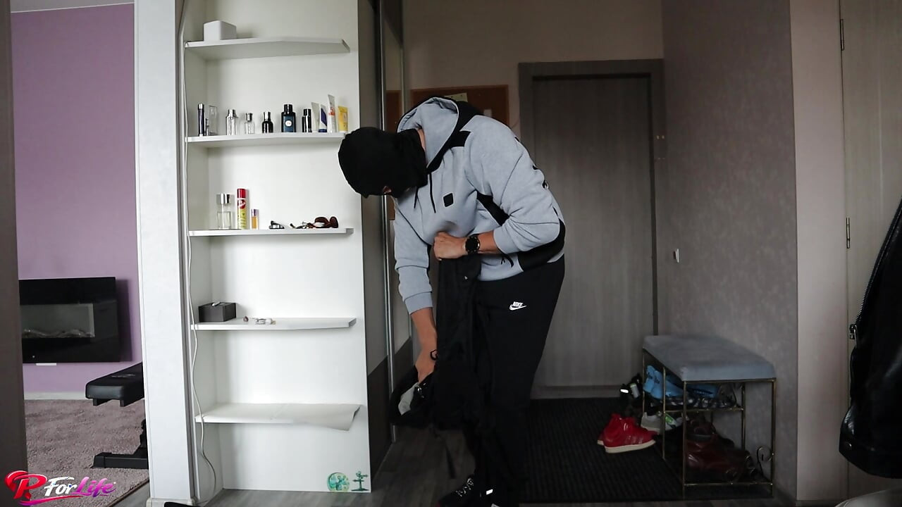 Fată studentă lovită și cu degetul de un hoț în bucătăria ei