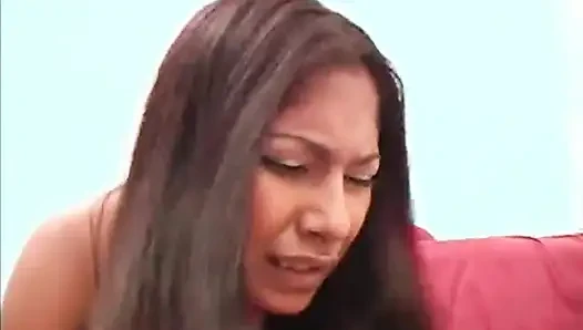 Cewek latina seksi suka kontol besar di mulut... Crot di mulut