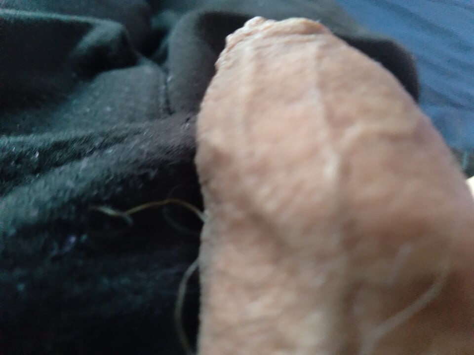 Genç adam bir adamın büyük yarağını öpmesini istiyor