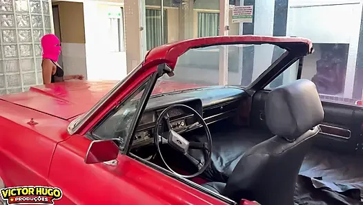 Nyonya Spider, di dalam mobil merahnya, mendorong kontol raksasanya ke dalam memek berbulu di Motel New Garden 2026.