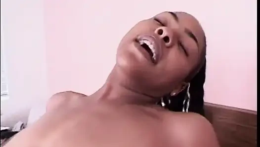 Kıllı amcıklı bal tenli zenci beyaz direği emiyor ve sikiyor