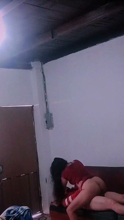 Hot Venezuelan lying on the sofa and her partner and she fucks very rich | Clip 1