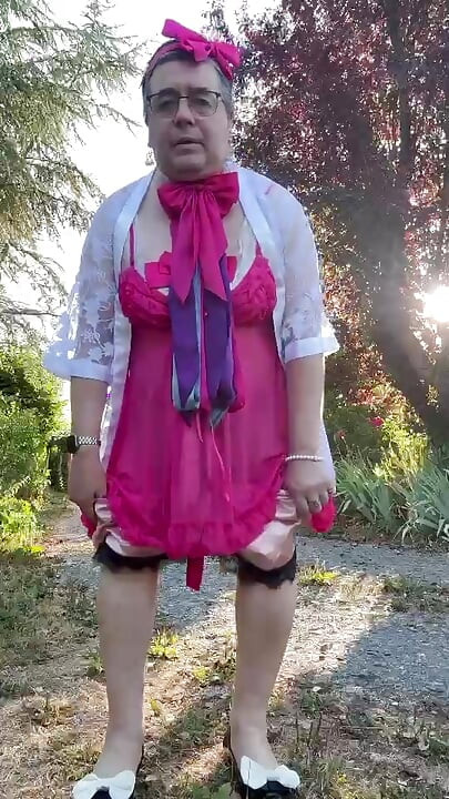 Pakai baju tidur fuchsia untuk pagi-pagi