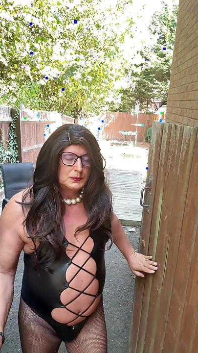 Crossdresser seksi Kellycd2022 dalam bodysuit pvc hitam dan pantyhose jala
