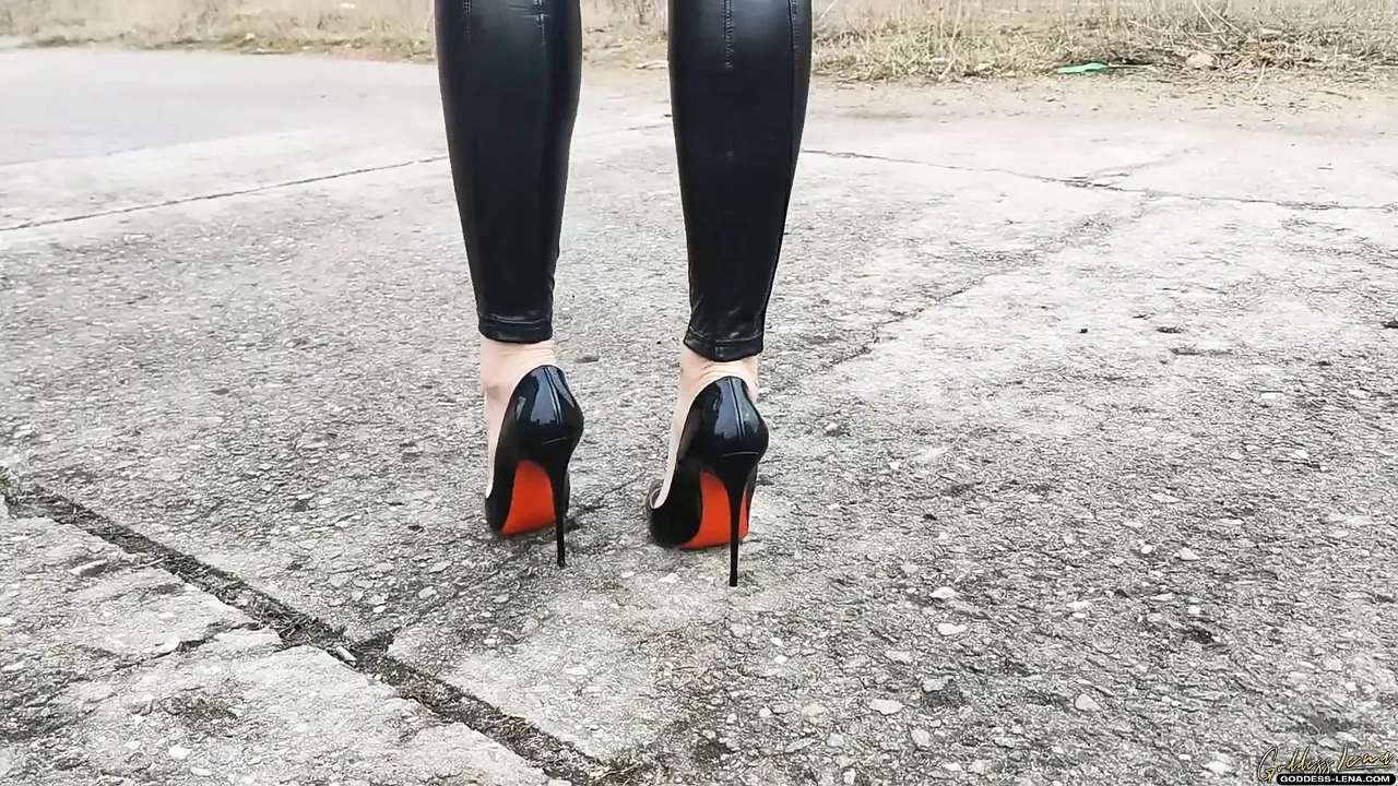 皮革紧身裤和高跟鞋