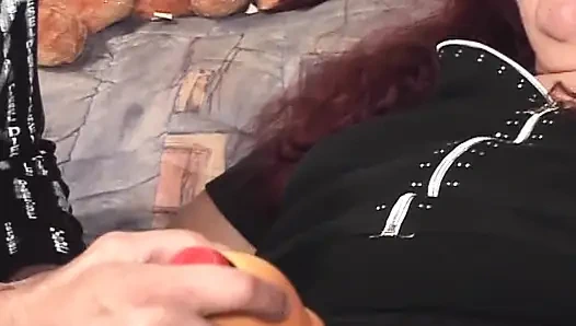 BBW-schlampe aus frankreich spielt mit zwei beladenen schwänzen