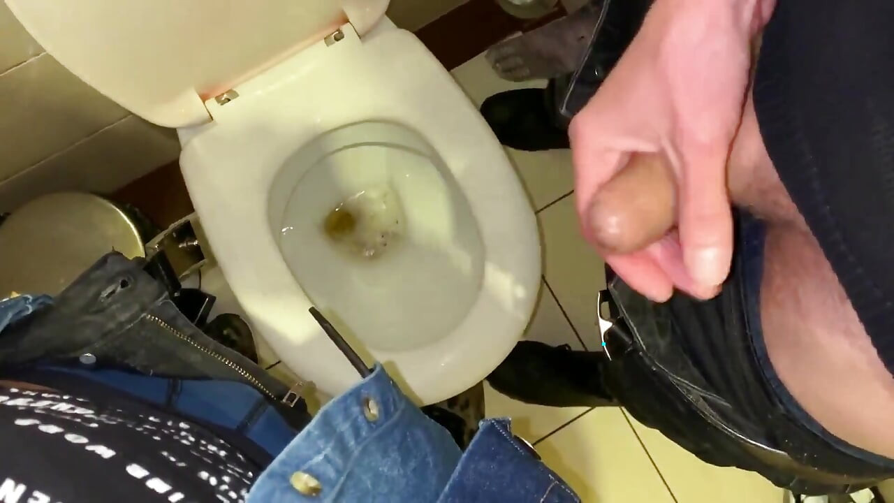 一起撒尿然后一起撸管, 但不能射精, 有人来了