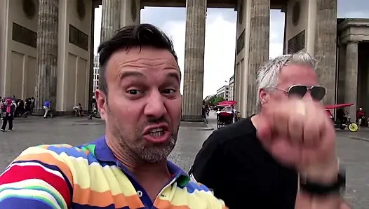 Sarışın büyük memeli ve dövmeli orta yaşlı seksi kadın pikap işemeyi ve gırtlağına kadar sikişmeyi kabul ediyor