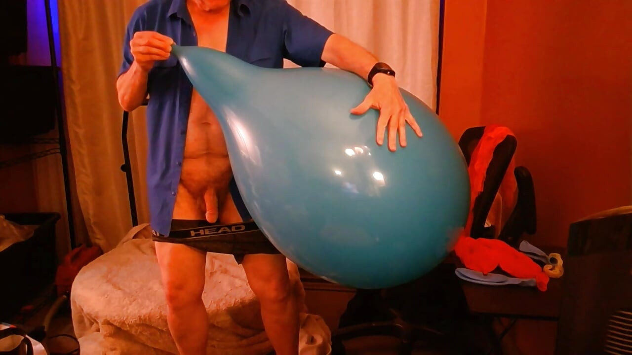 156) Looner Blows to Pop and Humps Giant Balloons