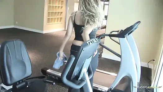 Schönheit kriegt einen harten schwanz tief in den hals, nachdem er abgeholt wurde