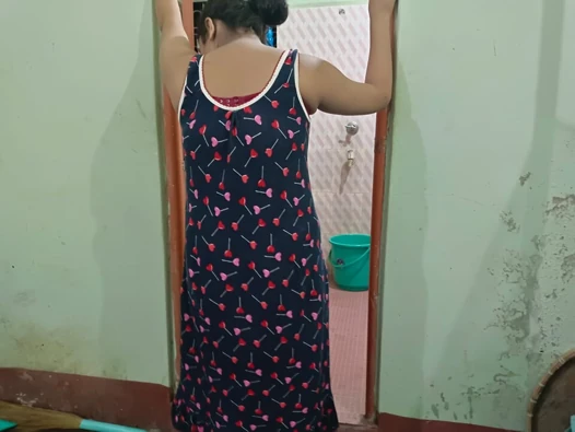 Bawa gadis asing ke kamar mandiku dan ngentot memeknya