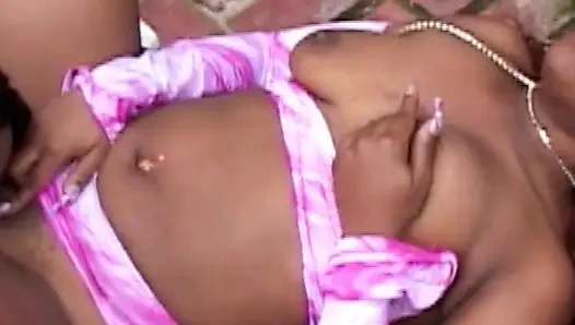 Heiße Lesbenaction mit Toys und Fingern