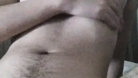 Mädchen masturbiert und stöhnt leise