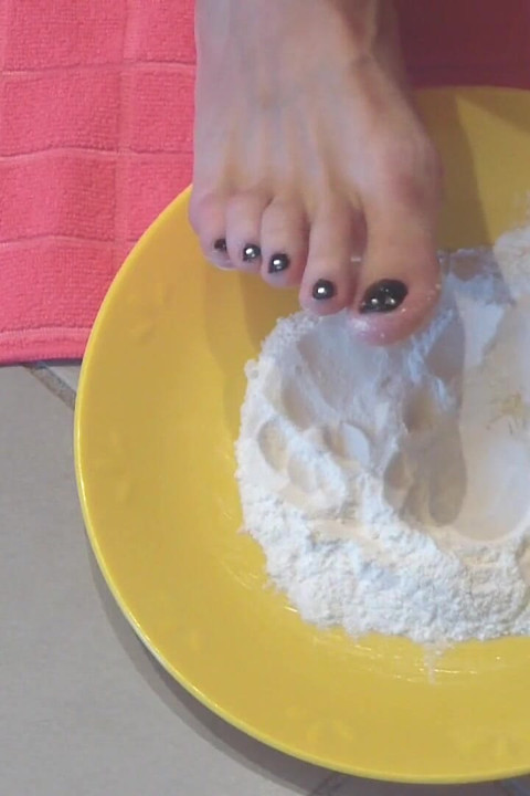 Bikin adonan untuk pasta dengan kaki jenjangku