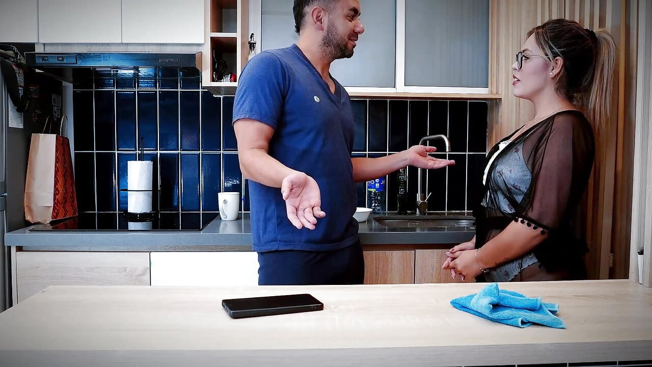 Dobré a rychlé šukání s mým nevlastním bratrem v posteli mého přítele, Když jsme sami