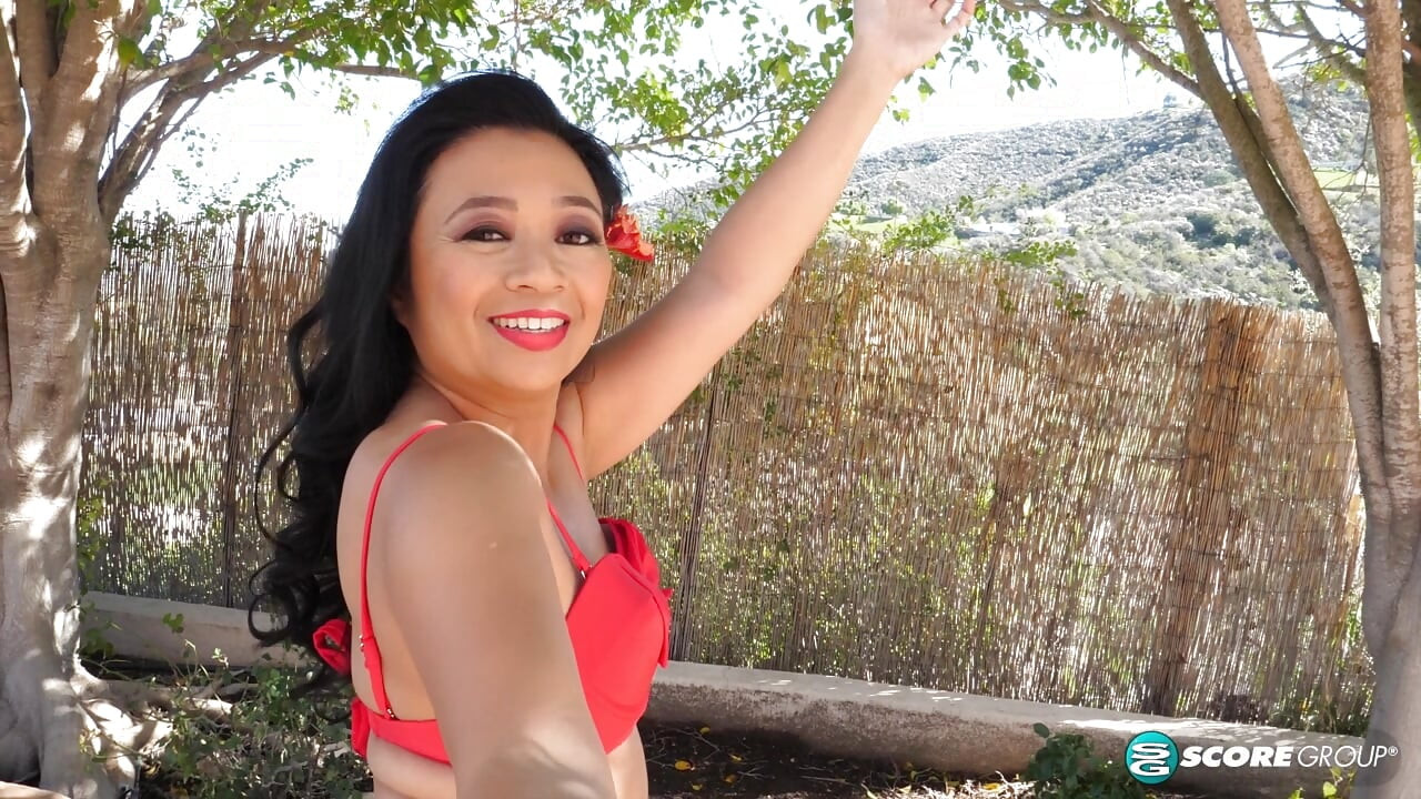 MILF Lucky Starr fode sua buceta e bunda