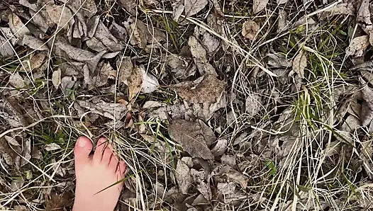 Jalan kaki tanpa alas kaki di hutan - fetish kaki - kaki telanjang!