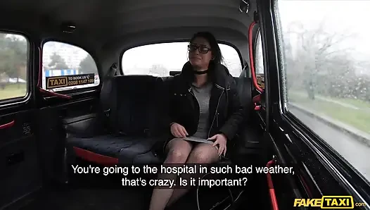 Fake Taxi - strebsames schätzchen Klaudia Diamond in netzstrümpfen betrügt ehemann