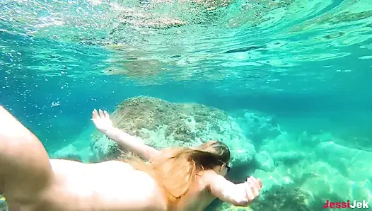 Удивительный подводный секс с обнаженной большой задницей! Дикий анал на пляже Jessijek