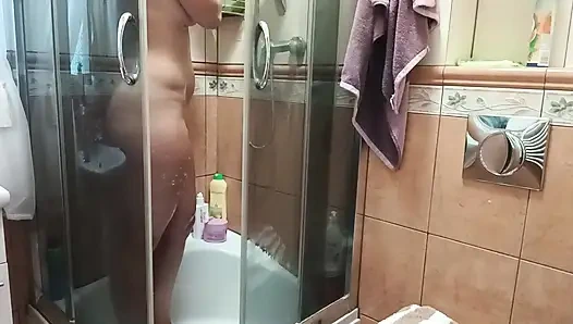 Kencing dan masturbasi di kamar mandi