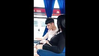 セックスをしようとしているバスで撮影されたカップル |彼らは家族で出かけた後、ファックしてしまうのでしょうか?